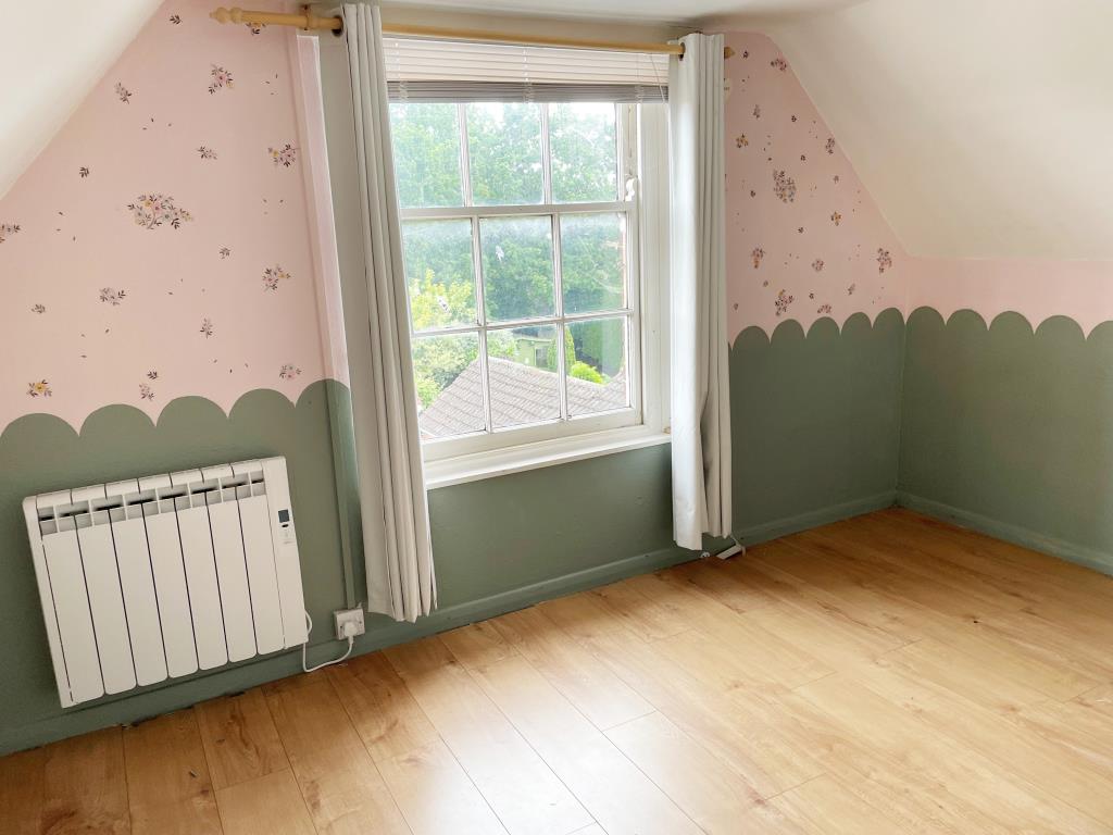 Lot: 175 - SPACIOUS MAISONETTE IN NEED OF UPDATING AND REFURBISHMENT -